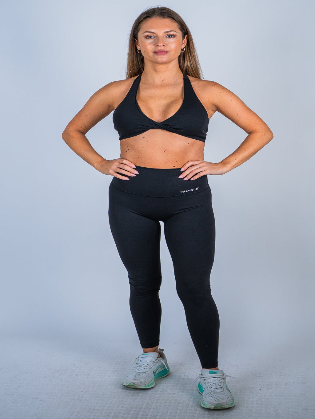 Kvinna i svarta Performance Tights från Humble Athletics