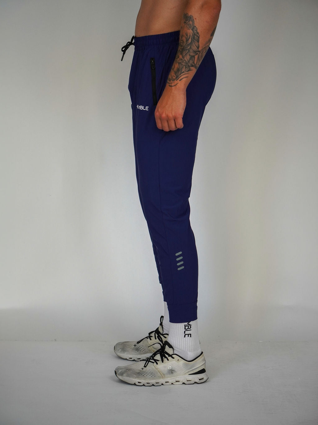 Man i marinblåa Performance Joggers från Humble Athletics