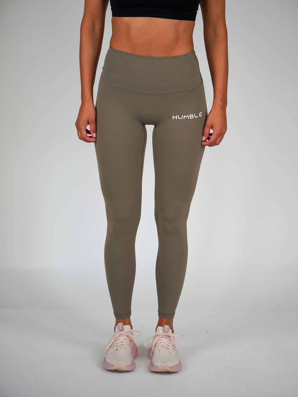 Kvinna i grå Performance Tights (Nomatic Grey) från Humble Athletics