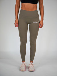 Kvinna i grå Performance Tights (Nomatic Grey) från Humble Athletics