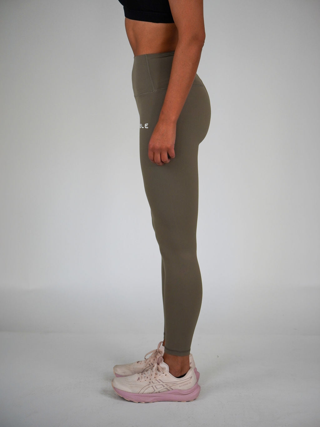 Kvinna i grå Performance Tights (Nomatic Grey) från Humble Athletics