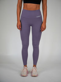 Kvinna i lila Ambitious Tights från Humble Athletics