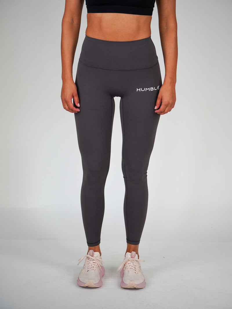 Kvinna i grå Performance Tights (Graphite Grey) från Humble Athletics