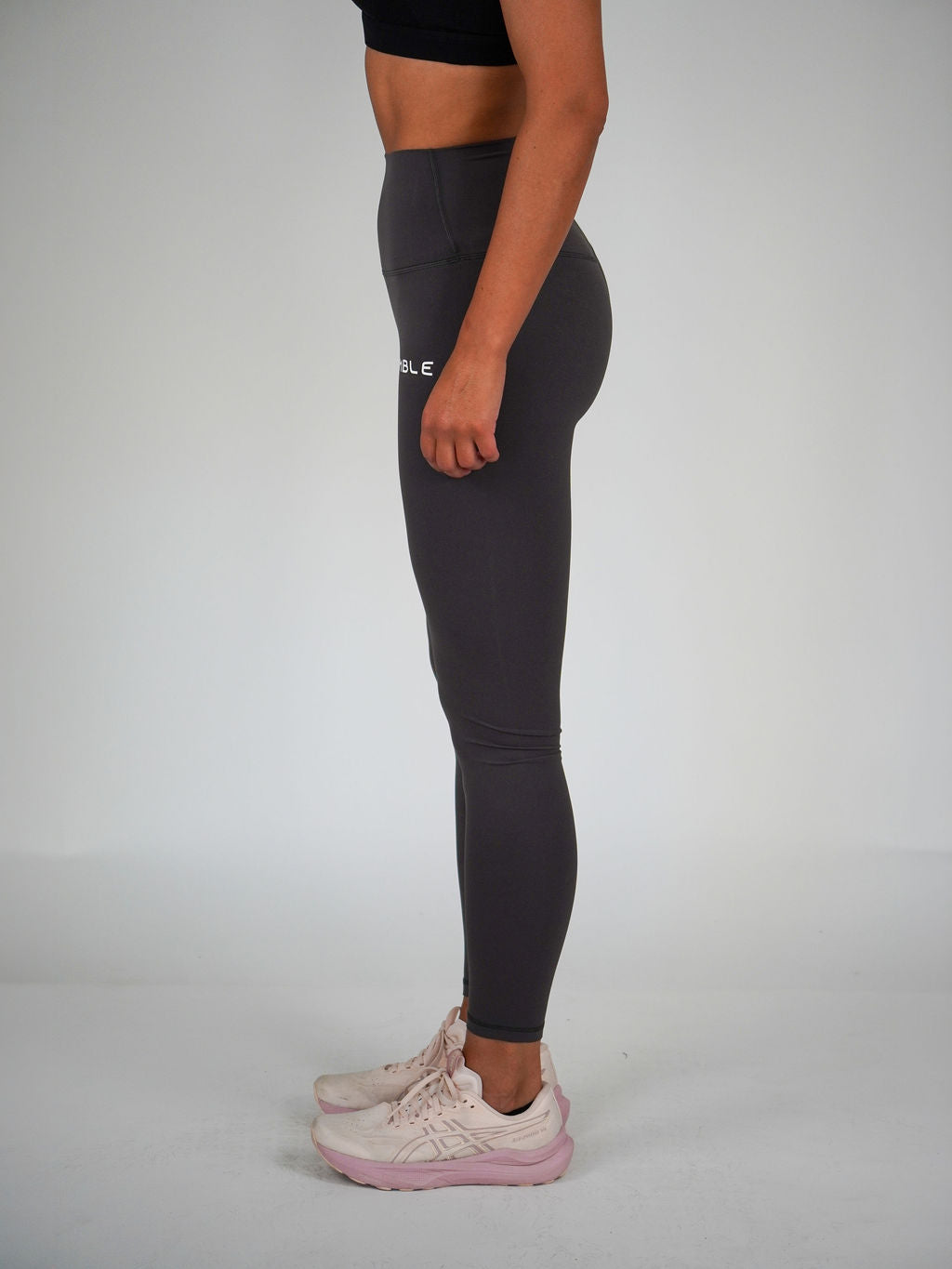 Kvinna i grå Performance Tights (Graphite Grey) från Humble Athletics