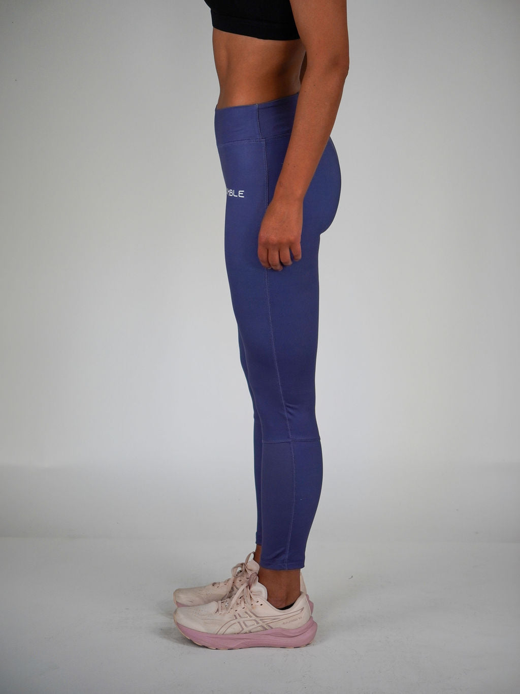 Kvinna i svarta Solid Intense Tights från Humble Athletics