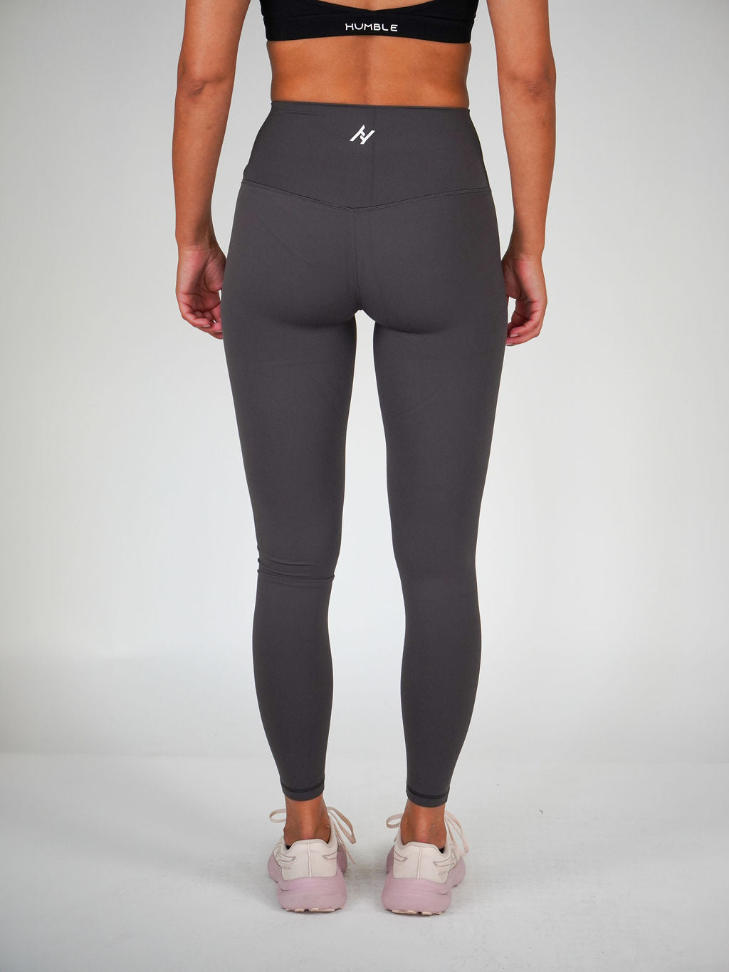 Kvinna i grå Performance Tights (Graphite Grey) från Humble Athletics