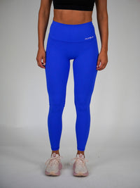 Kvinna i blå Performance Tights (Flame Blue) från Humble Athletics