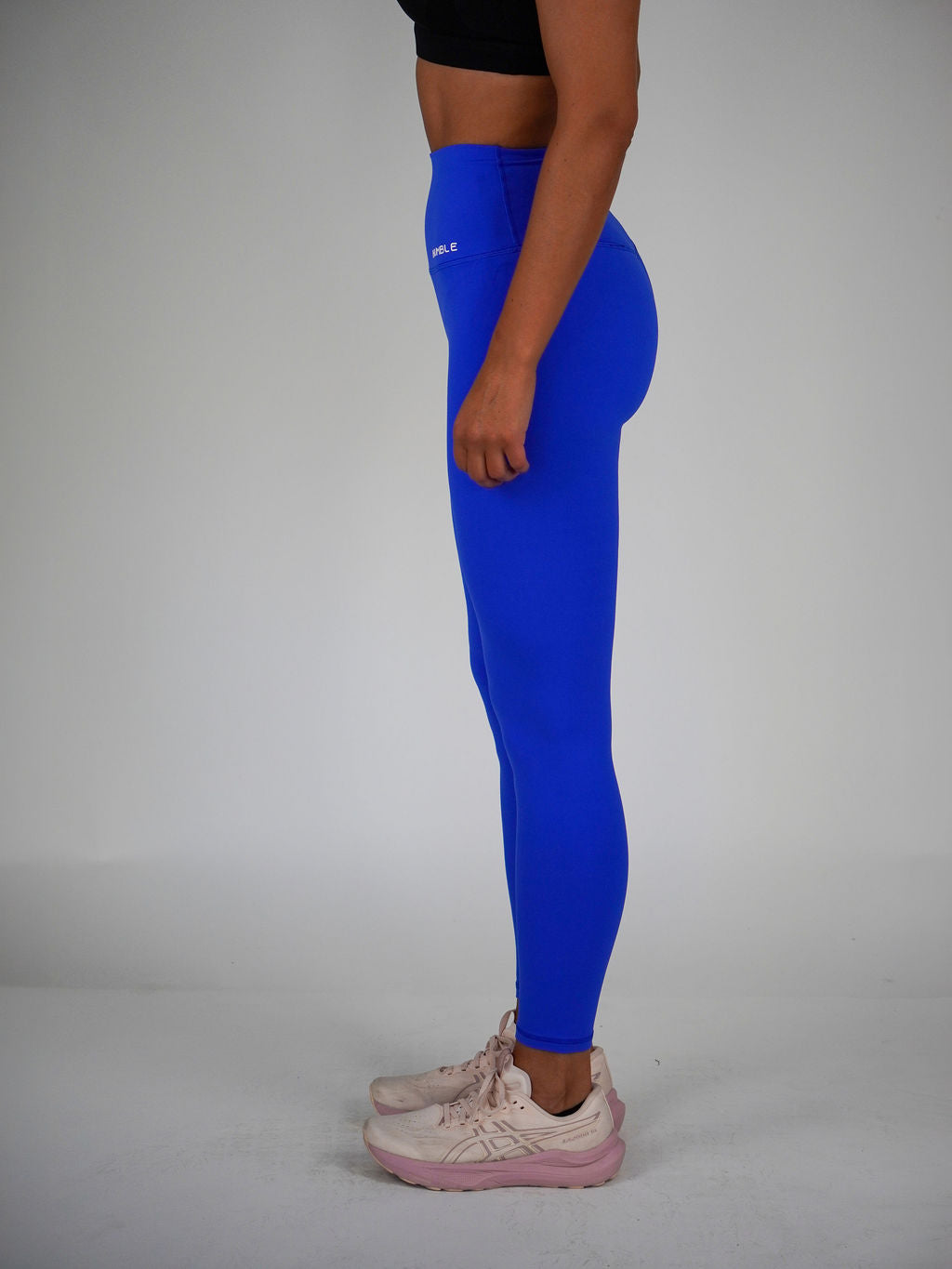 Kvinna i blå Performance Tights (Flame Blue) från Humble Athletics