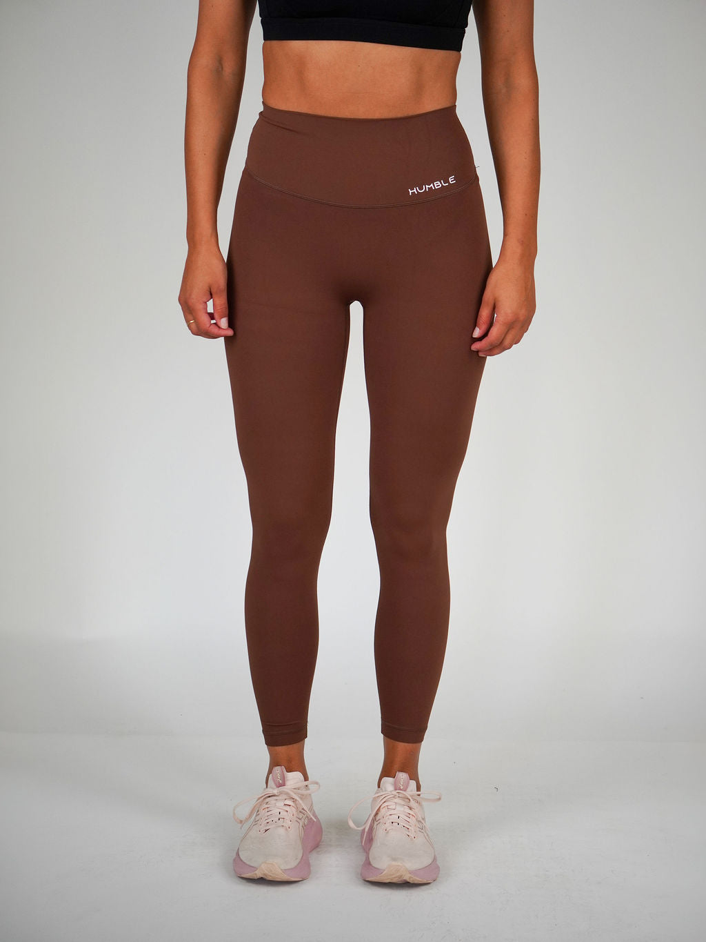 Kvinna i chestnutbrun Ambitious Tights från Humble Athletics