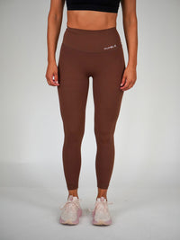 Kvinna i chestnutbrun Ambitious Tights från Humble Athletics