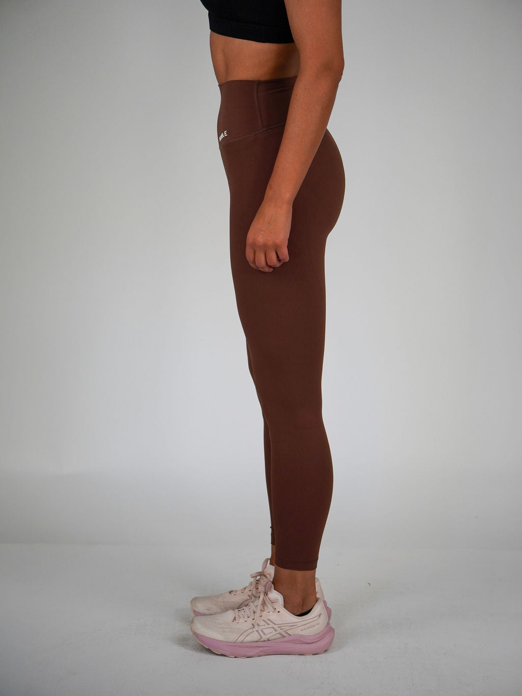 Kvinna i chestnutbrun Ambitious Tights från Humble Athletics