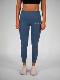 Kvinna i turkos Ambitious Tights från Humble Athletics
