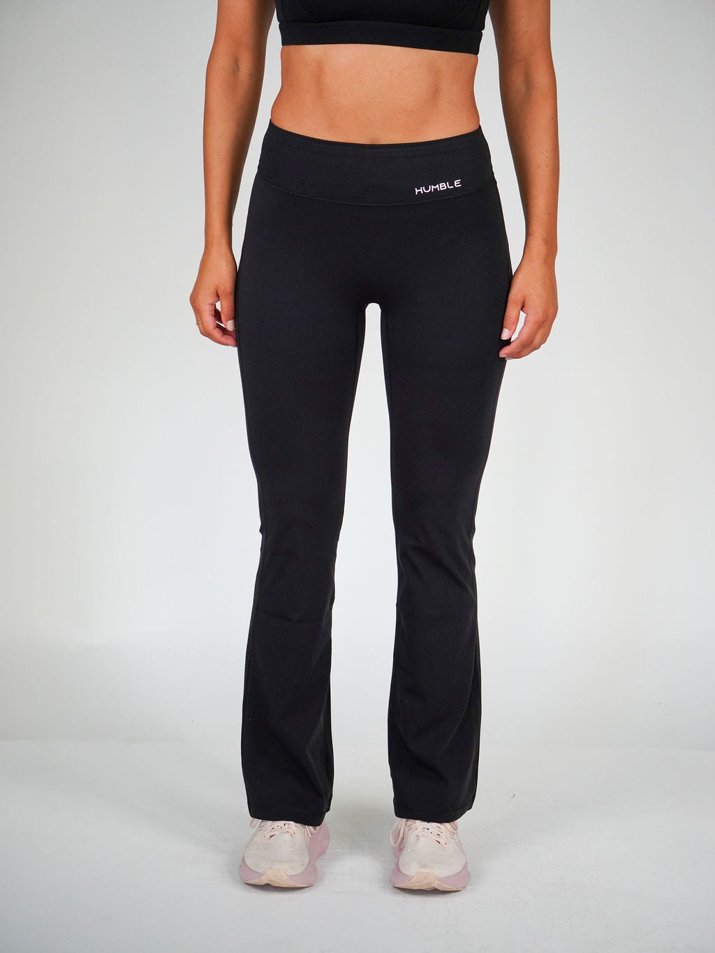 Kvinna i svarta Solid Flare Tights från Humble Athletics