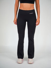 Kvinna i svarta Solid Flare Tights från Humble Athletics