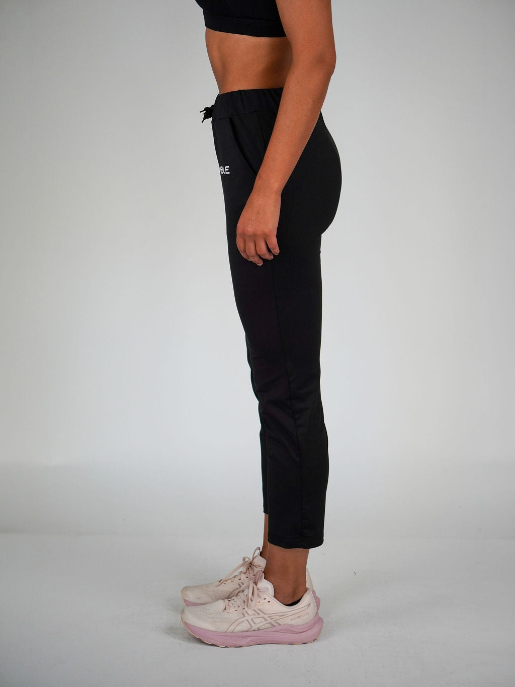 Kvinna i Performance Joggers 1.0 från Humble Athletics