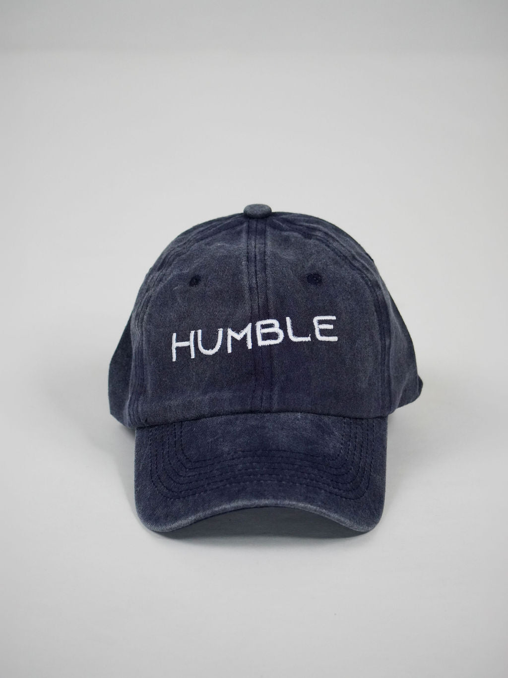 Man i marinblå Solid Cap från Humble Athletics