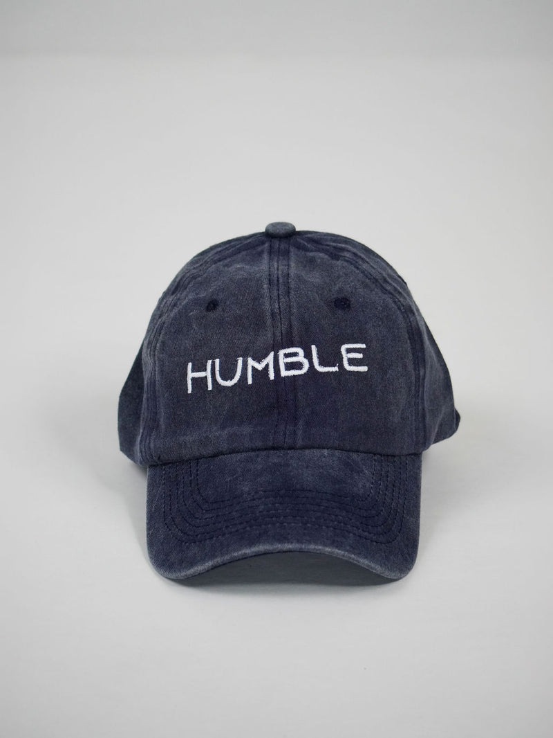 Man i marinblå Solid Cap från Humble Athletics