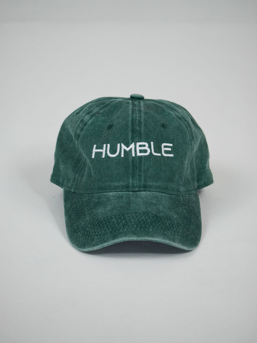 Man i grön Solid Cap från Humble Athletics