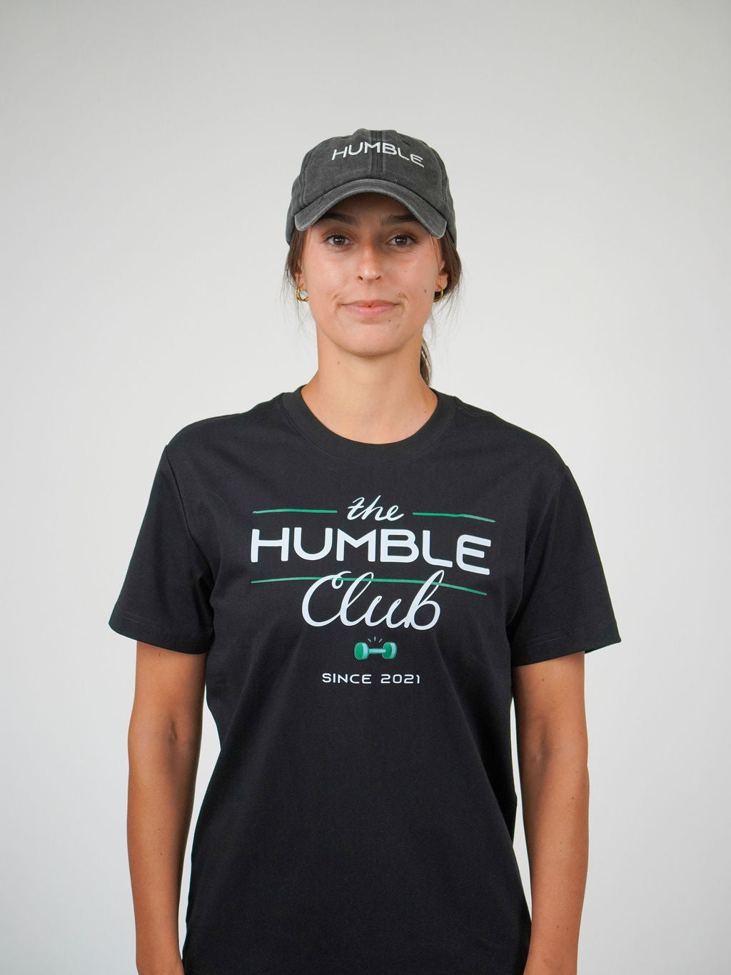 Man i svart Solid Cap från Humble Athletics