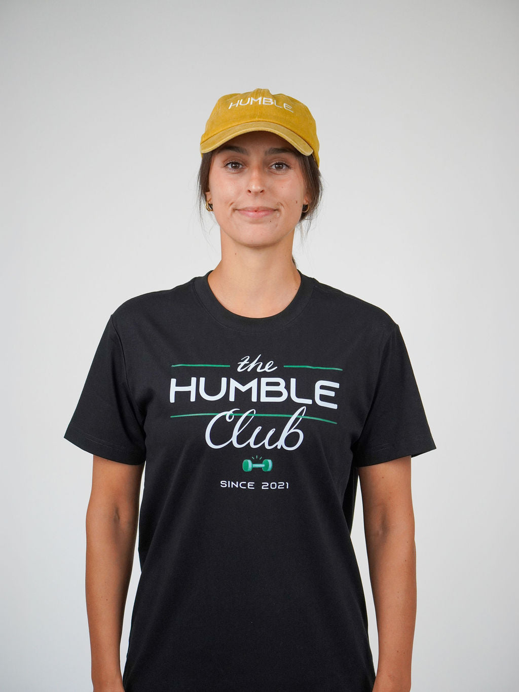 Man i guldfärgad Solid Cap från Humble Athletics
