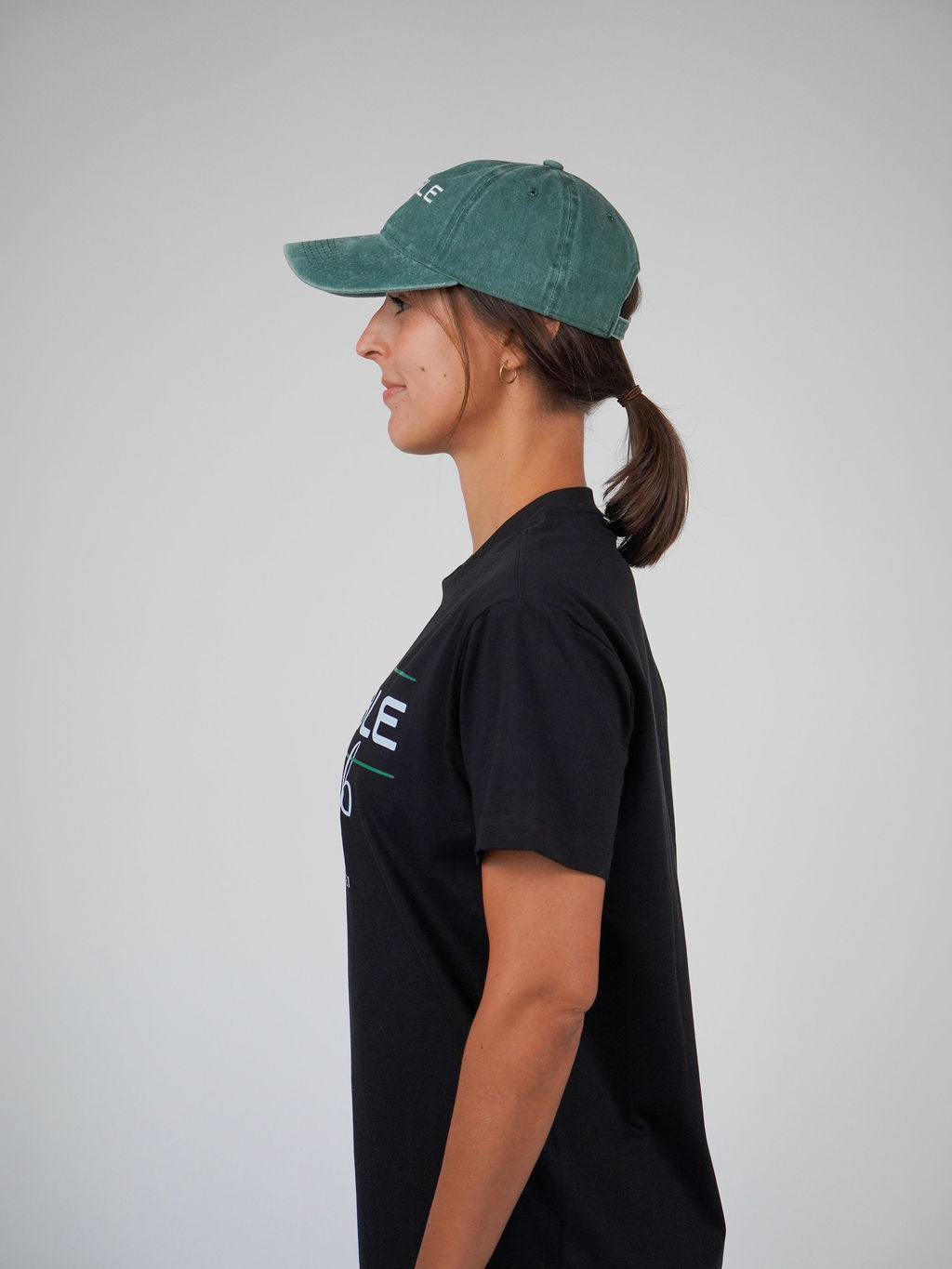 Man i grön Solid Cap från Humble Athletics