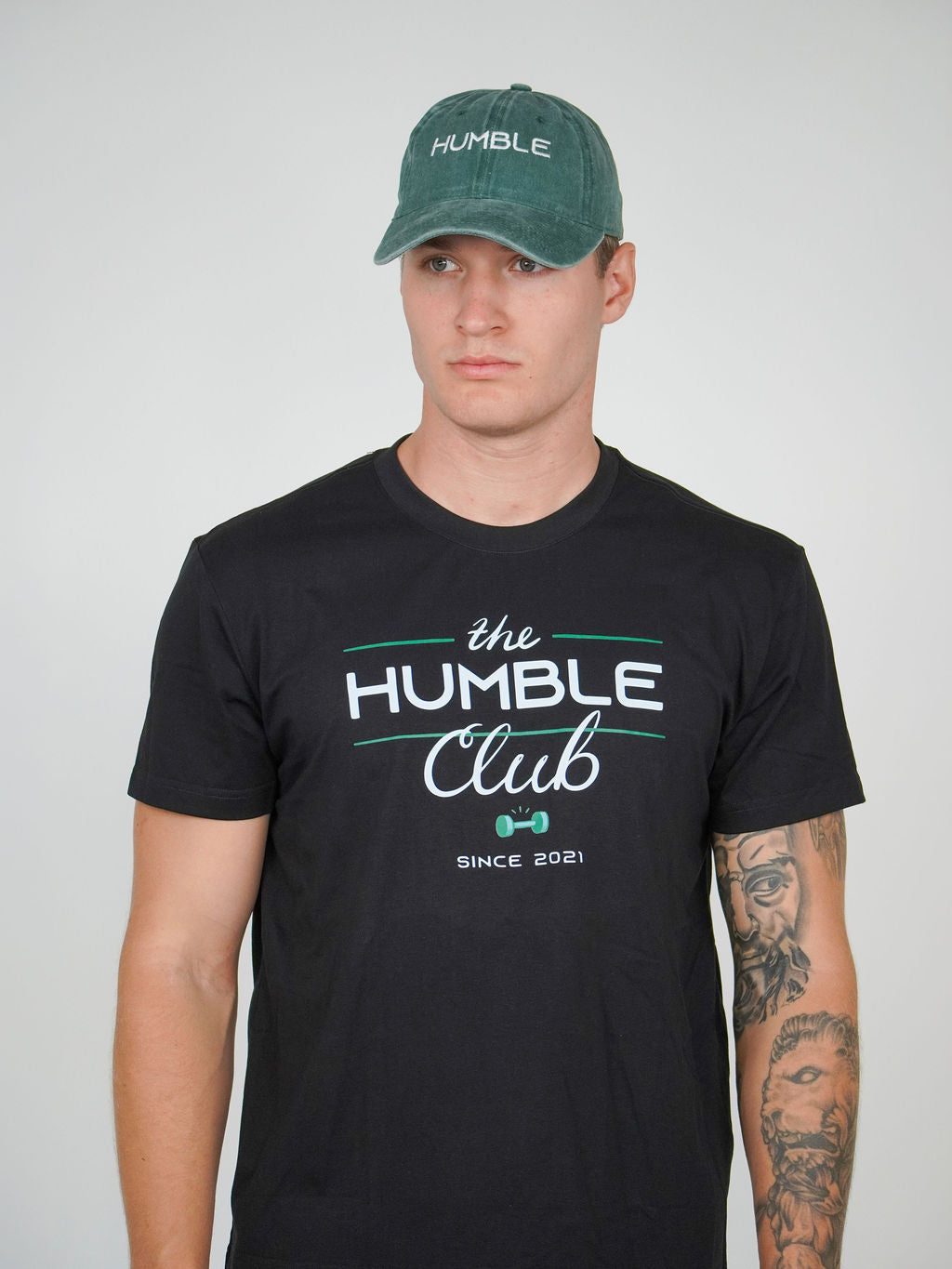 Man i grön Solid Cap från Humble Athletics