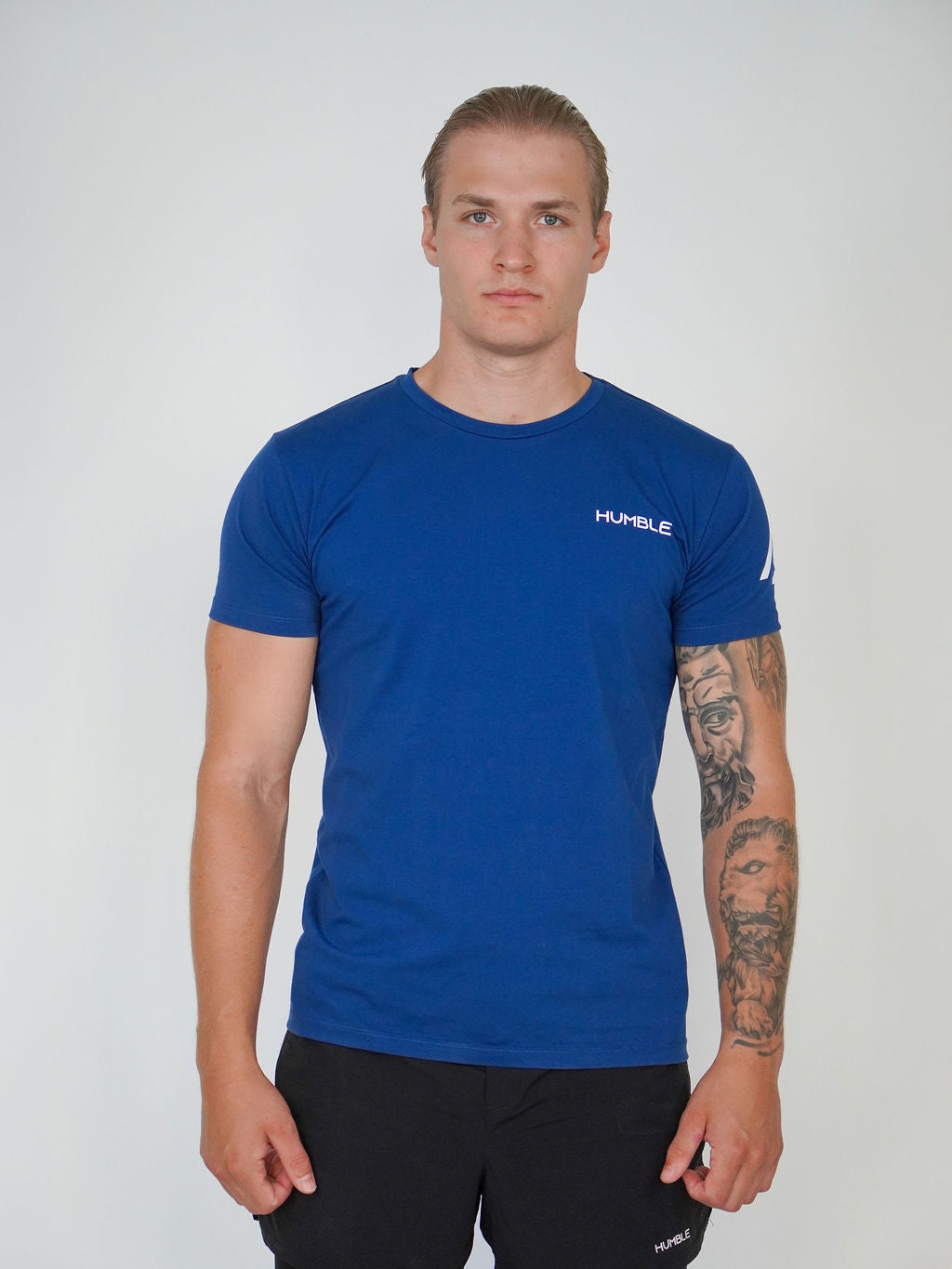 Man i marinblå Solid T-shirt från Humble Athletics, ekologisk bomull