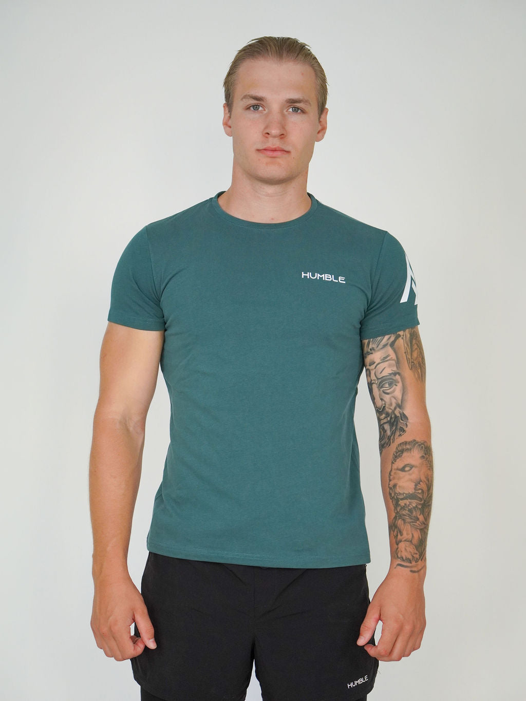 Man i havsgrön Solid T-shirt från Humble Athletics, ekologisk bomull