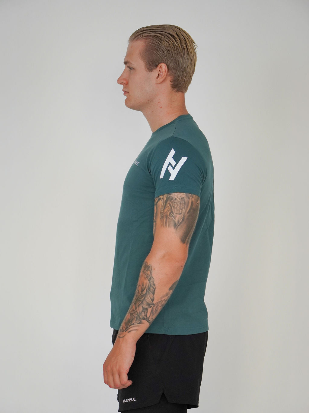 Man i havsgrön Solid T-shirt från Humble Athletics, ekologisk bomull