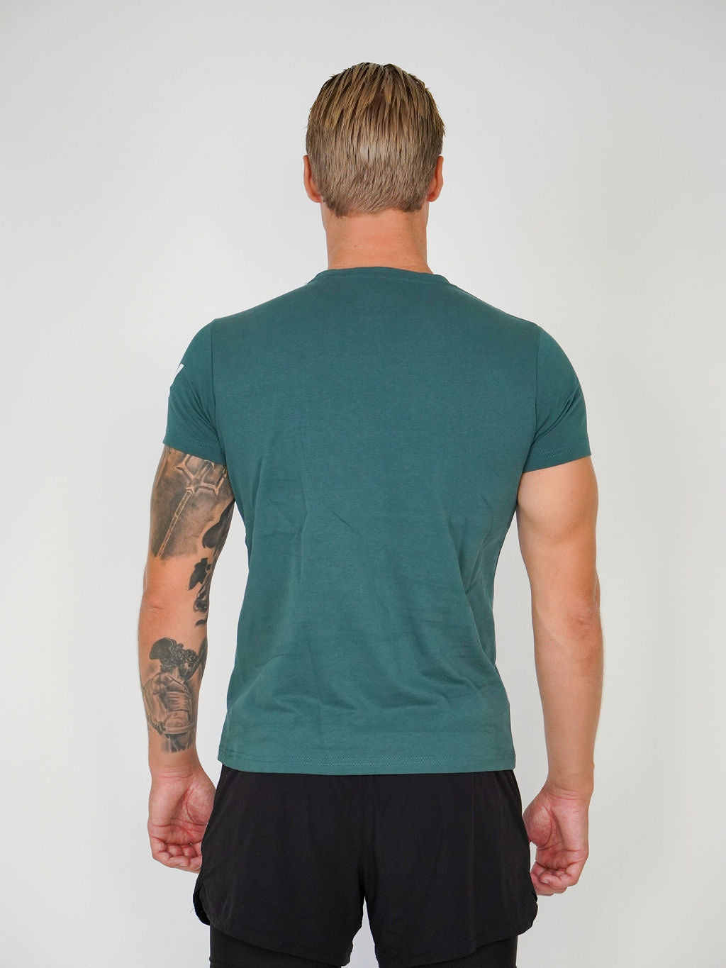 Man i havsgrön Solid T-shirt från Humble Athletics, ekologisk bomull