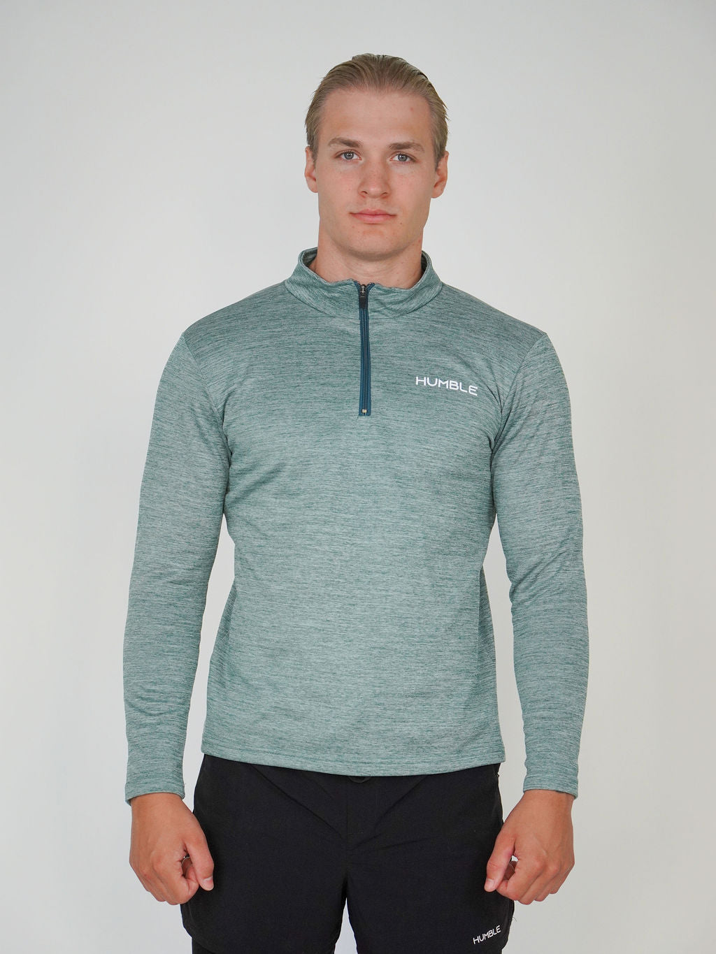 Man i Solid Zip från Humble Athletics, mjuk fleece