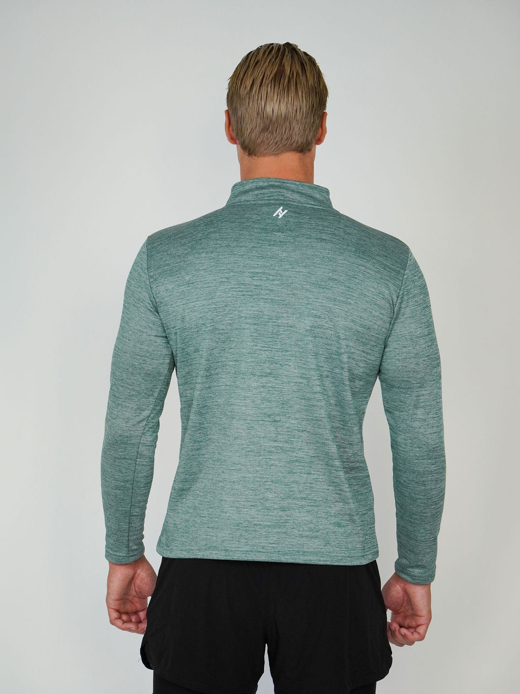 Man i Solid Zip från Humble Athletics, mjuk fleece