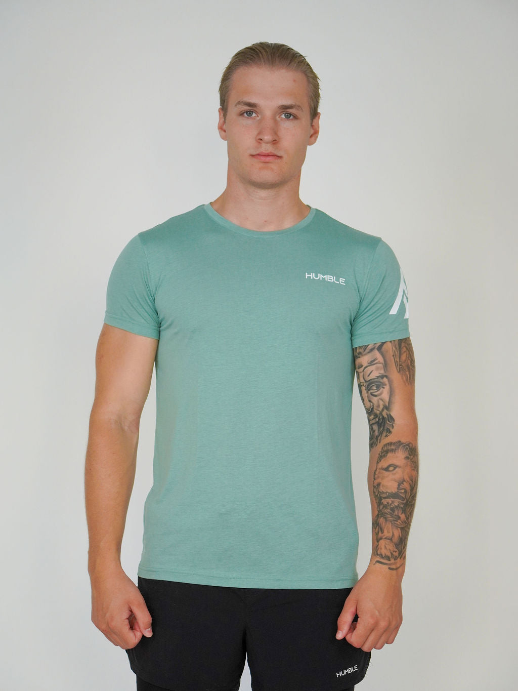 Man i havsgrön Performance T-shirt från Humble Athletics, lyocellmaterial