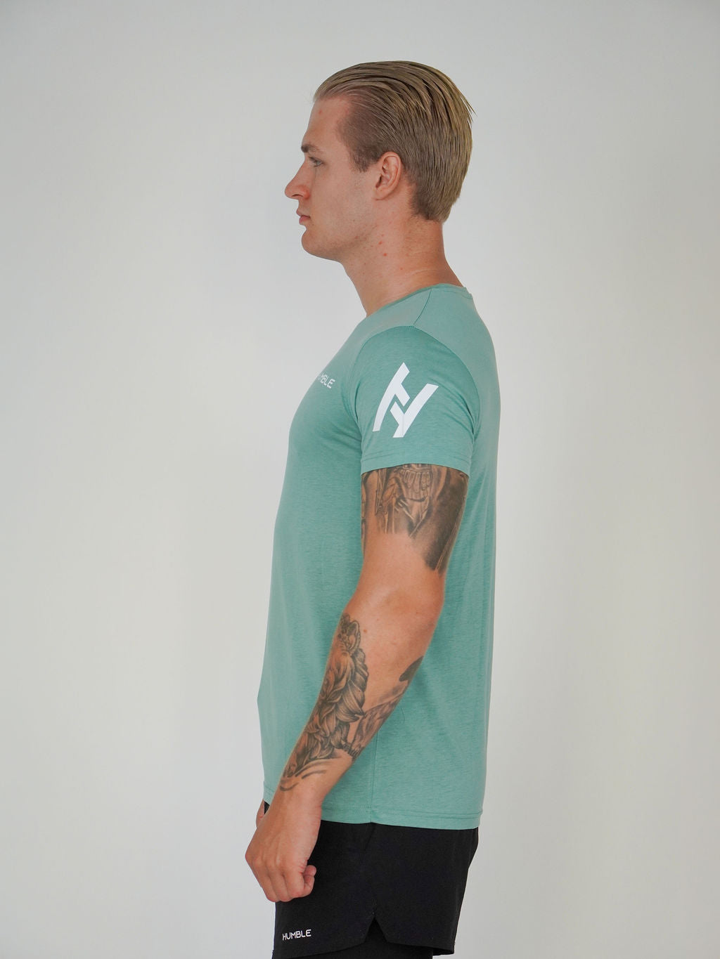 Man i havsgrön Performance T-shirt från Humble Athletics, lyocellmaterial