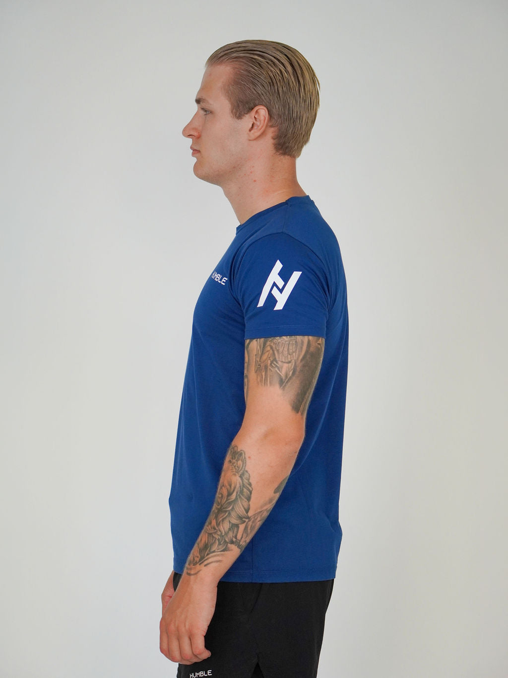 Man i marinblå Solid T-shirt från Humble Athletics, ekologisk bomull