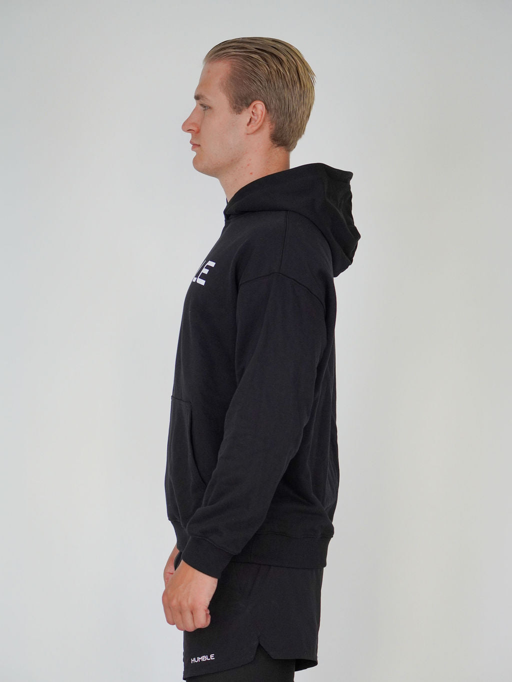Man i svart Solid Hoodie från Humble Athletics, mjuk fleece