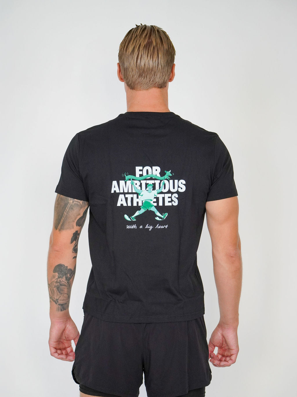 Man i The Ambitious Athlete T-shirt från Humble Athletics