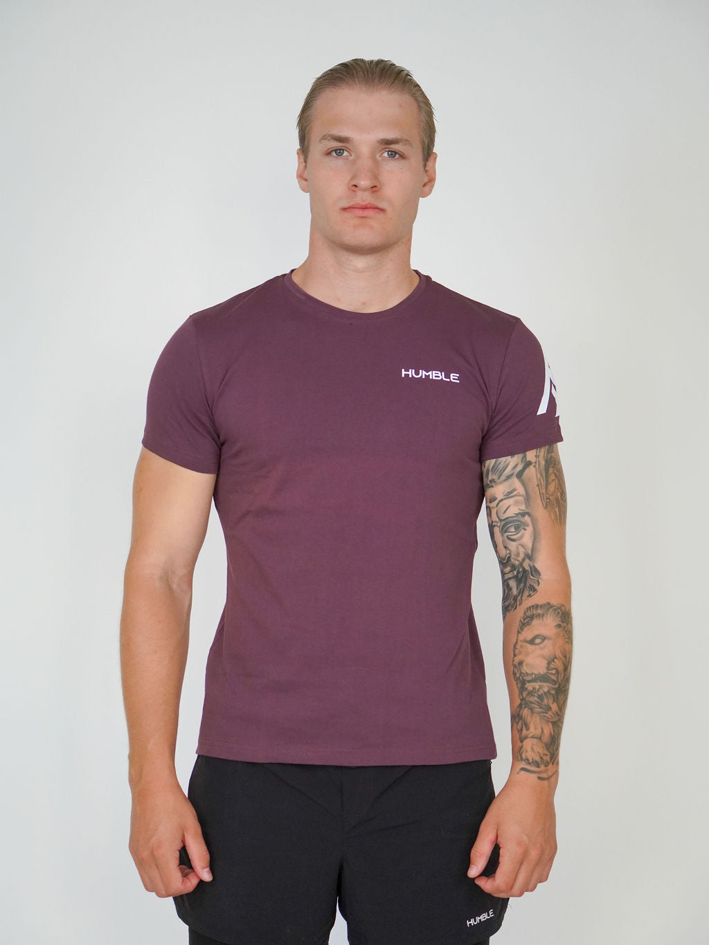 Man i mörkröd Solid T-shirt från Humble Athletics, ekologisk bomull
