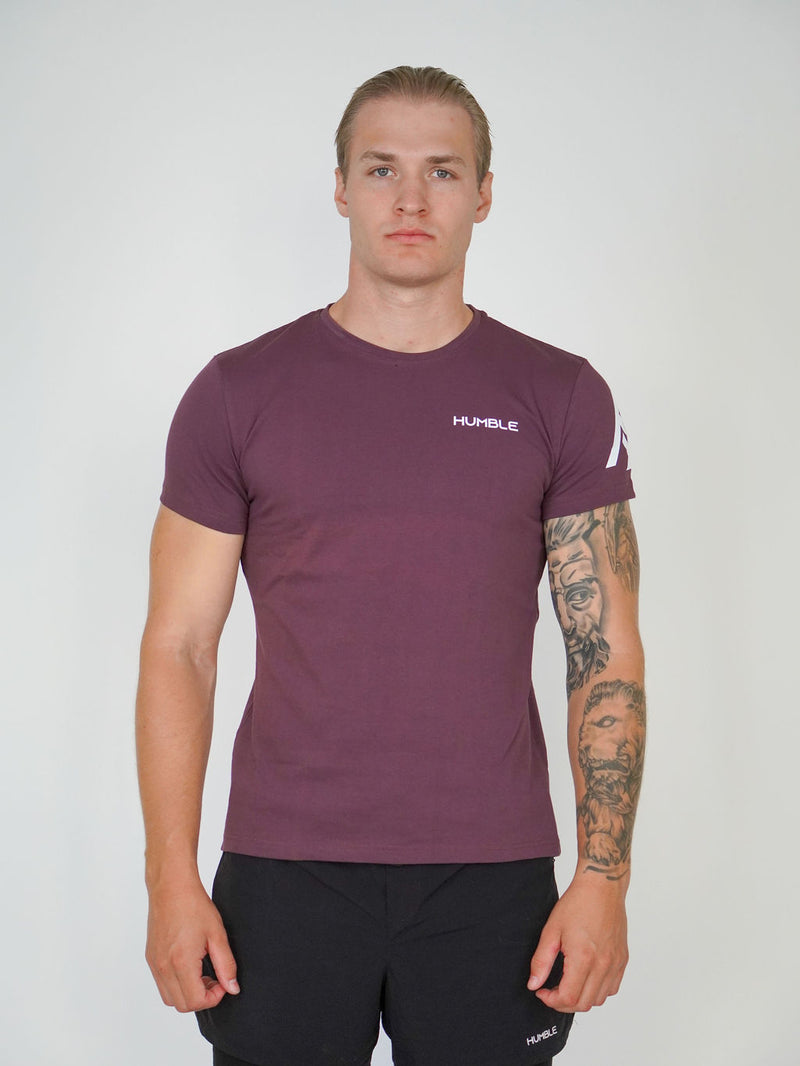 Man i mörkröd Solid T-shirt från Humble Athletics, ekologisk bomull