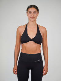 Kvinna i svart Solid Sports Bra Halterneck från Humble Athletics