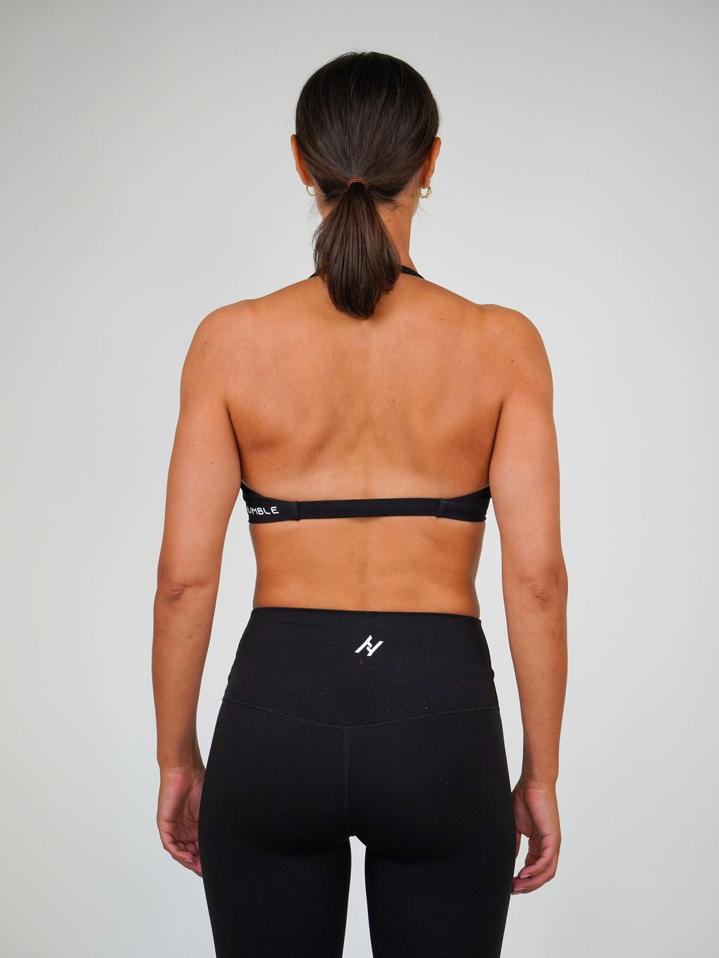 Kvinna i svart Solid Sports Bra Halterneck från Humble Athletics