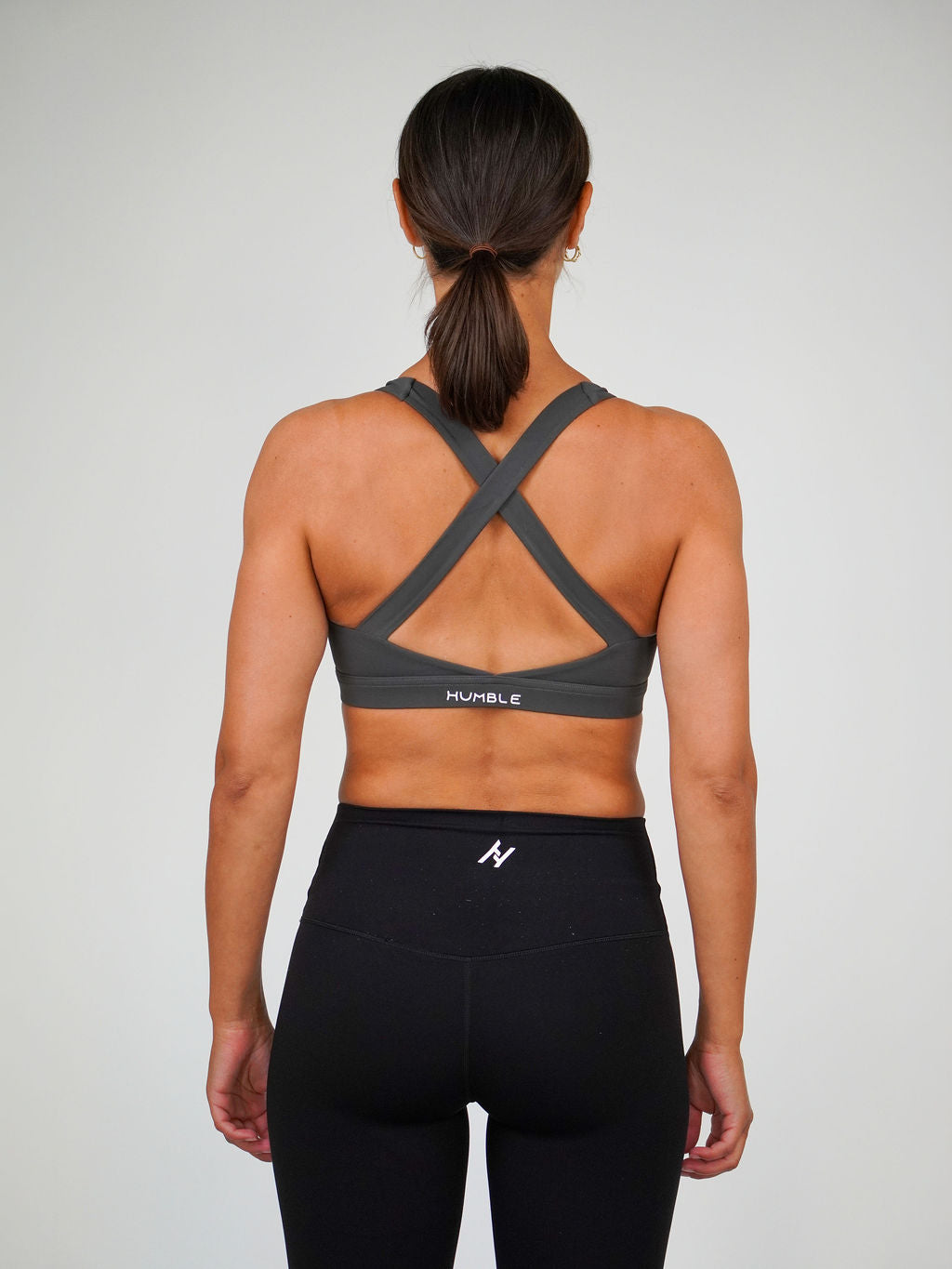Kvinna i grå Ambitious Sports Bra från Humble Athletics