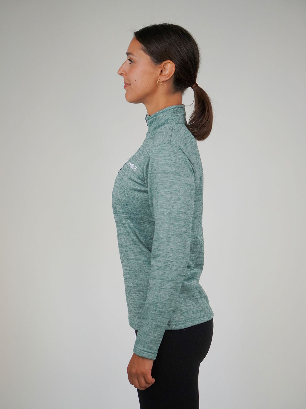 Kvinna i Solid Zip från Humble Athletics, mjuk fleece