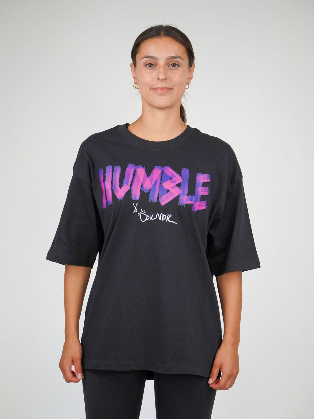 Kvinna i Ambitious Panther Oversized T-shirt från Humble Athletics