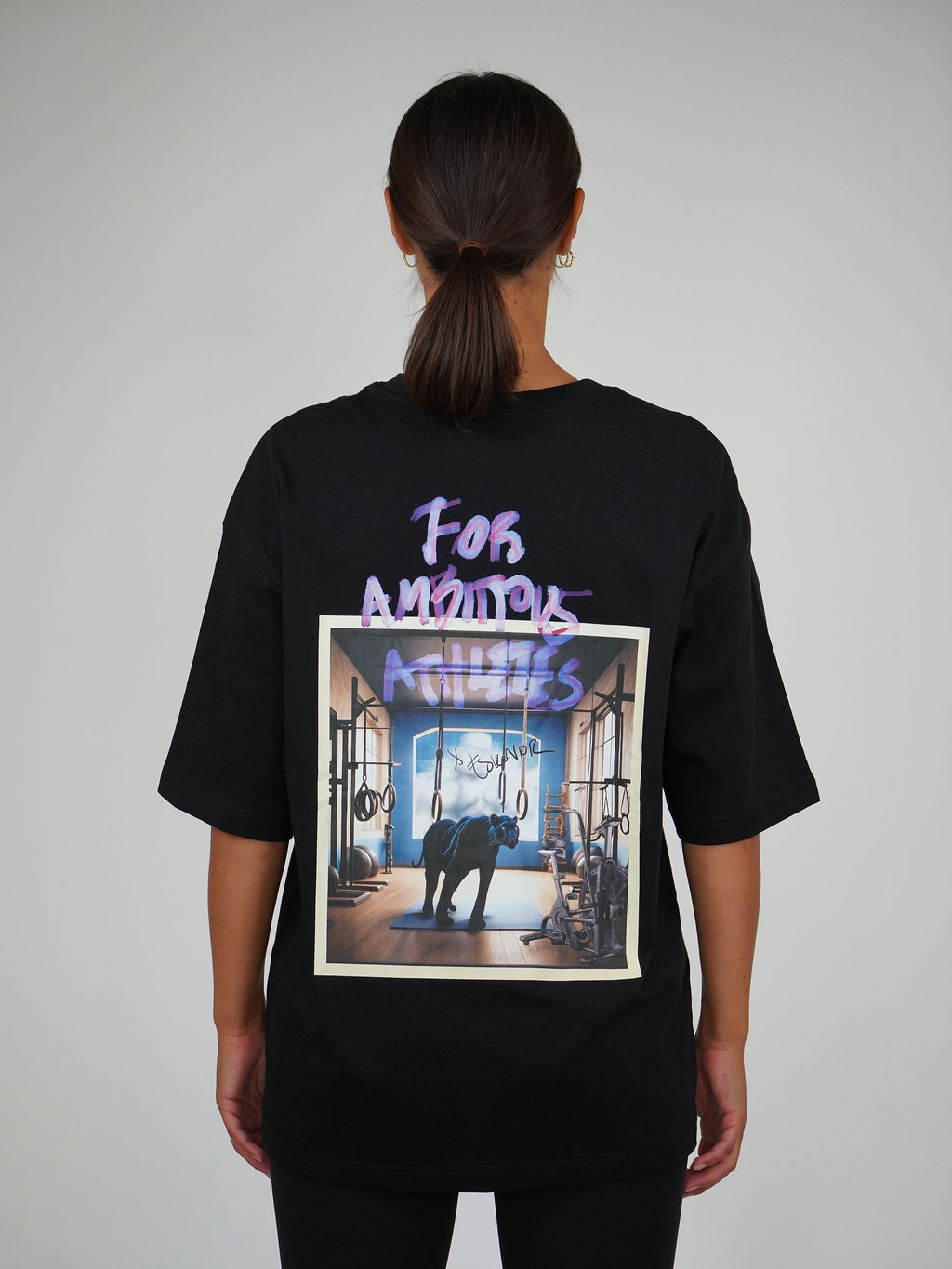Kvinna i Ambitious Panther Oversized T-shirt från Humble Athletics