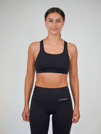 Kvinna i svart Ambitious Sports Bra från Humble Athletics