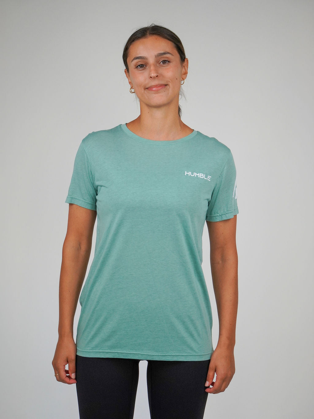Kvinna i havsgrön Performance T-shirt från Humble Athletics, lyocellmaterial