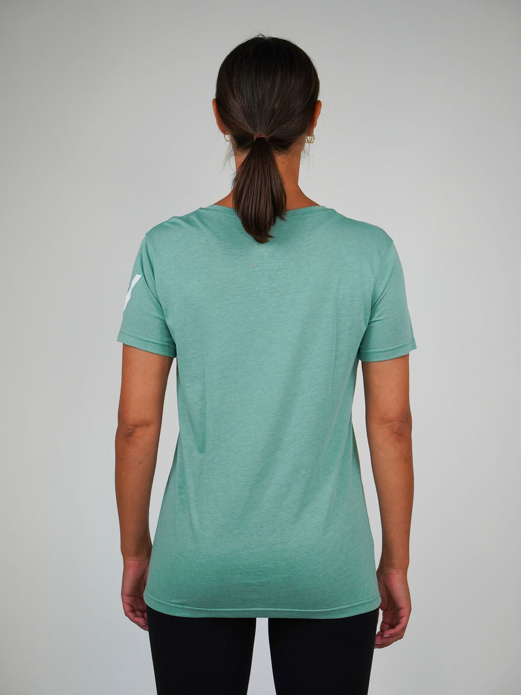 Kvinna i havsgrön Performance T-shirt från Humble Athletics, lyocellmaterial
