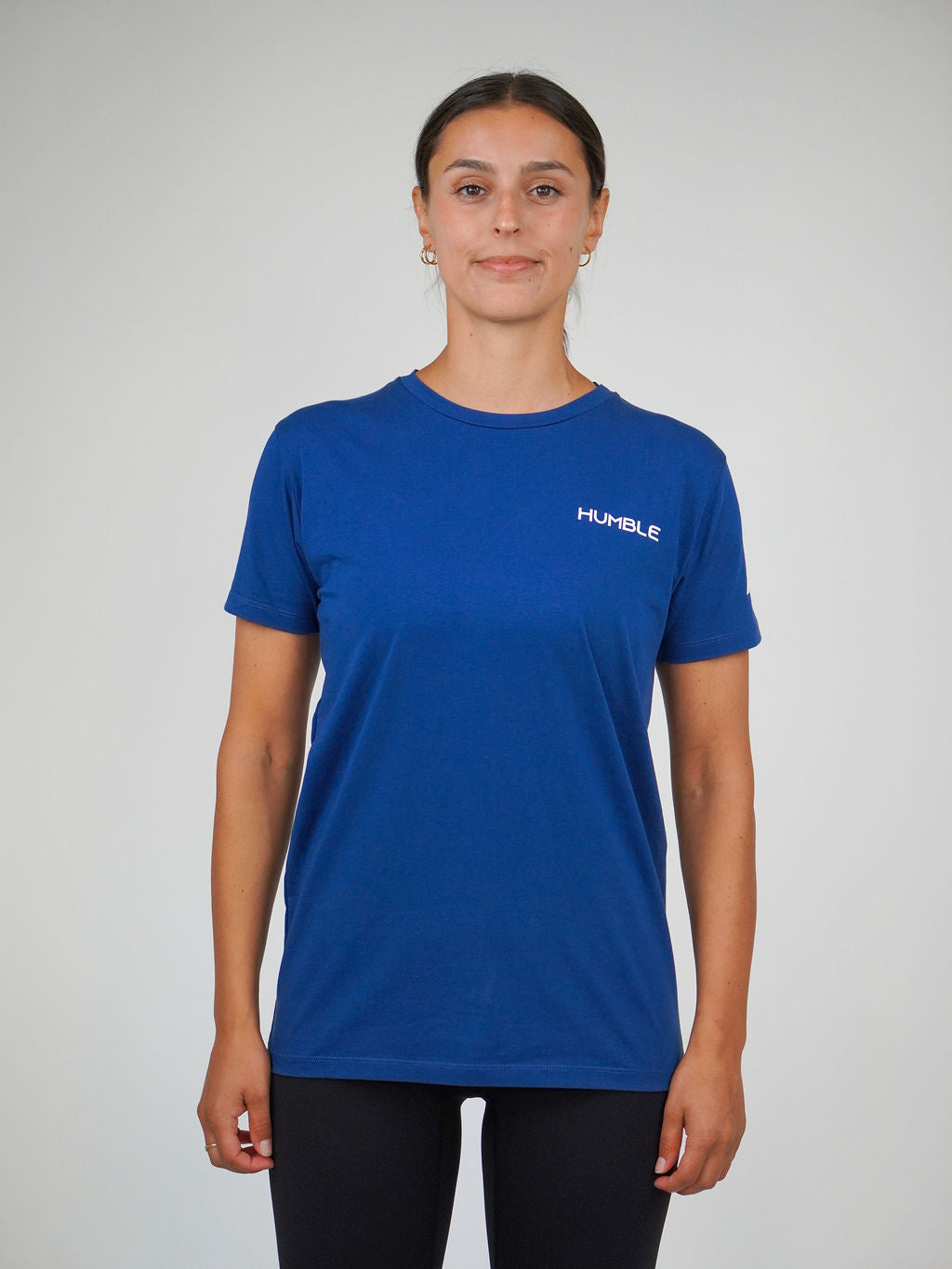 Kvinna i marinblå Performance T-shirt från Humble Athletics, lyocellmaterial