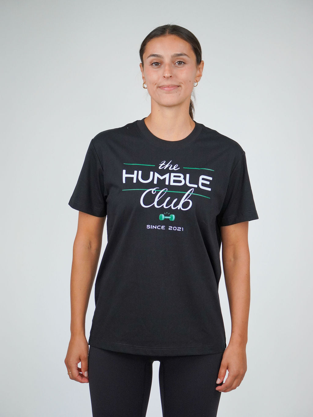 Kvinna i Humble Club T-shirt från Humble Athletics, Ambitious-kollektionen